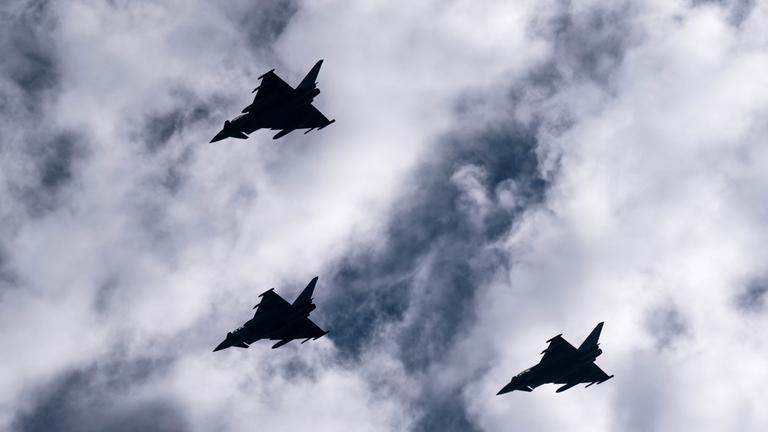 Eurofighter fliegen bei der Ankunft der "Baden-Württemberg" über den Hafen.