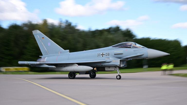 Ein Eurofighter Typhoon der deutschen Luftwaffe landet auf dem Militärflugplatz Laage südlich von Rostock.