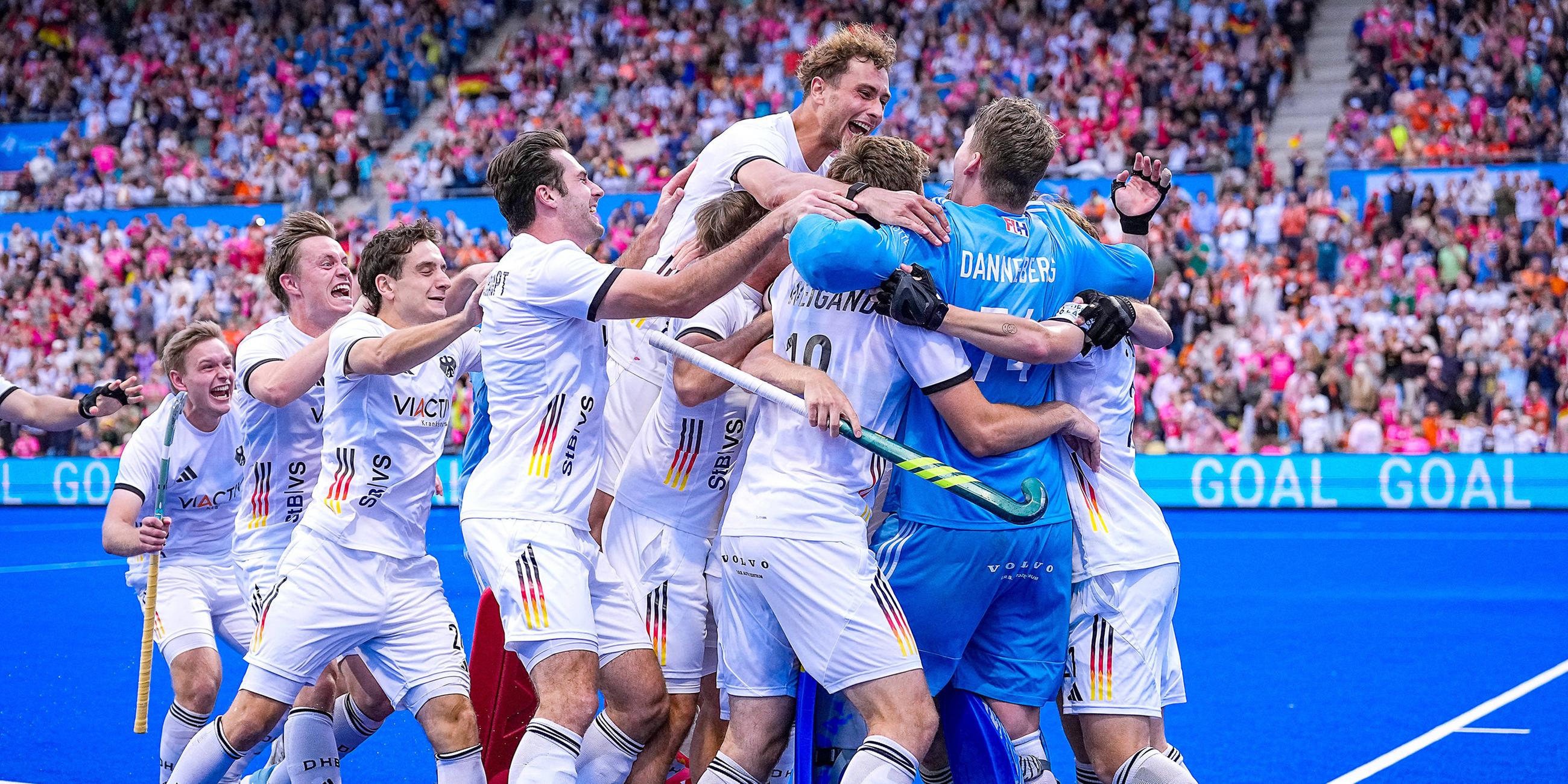 die Deutsche Nationalmannschaft bejubelt den Sieg im Finale.