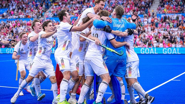 die Deutsche Nationalmannschaft bejubelt den Sieg im Finale.