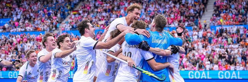 die Deutsche Nationalmannschaft bejubelt den Sieg im Finale.