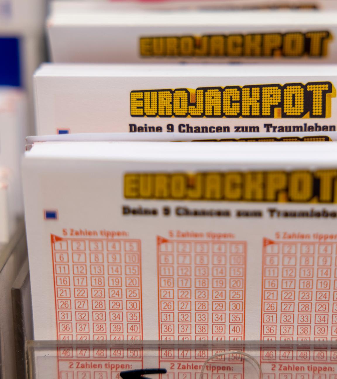 urojackpot-Spielscheine stehen in einem Regal in einer Lotto-Annahmestelle.