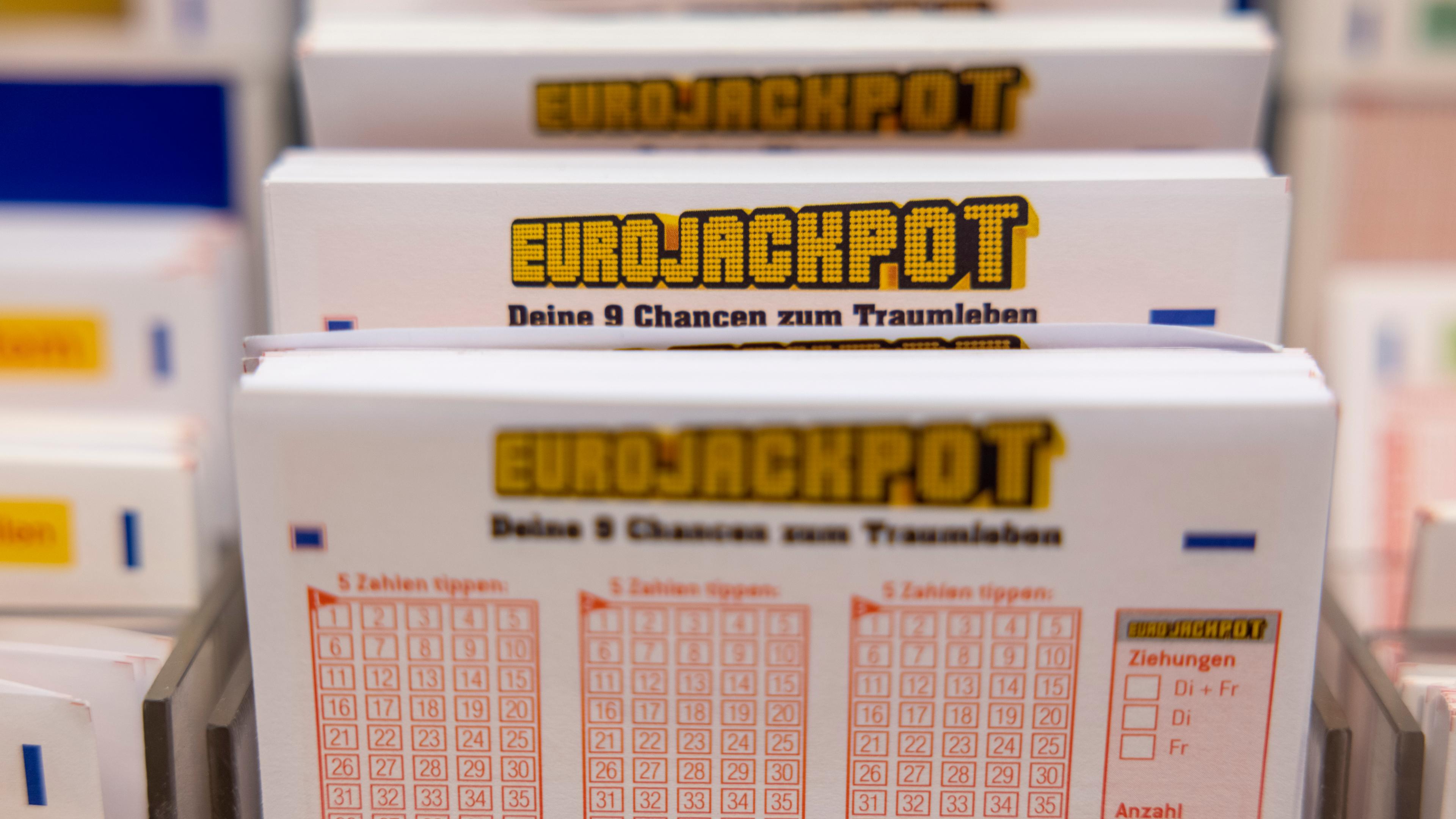 urojackpot-Spielscheine stehen in einem Regal in einer Lotto-Annahmestelle.