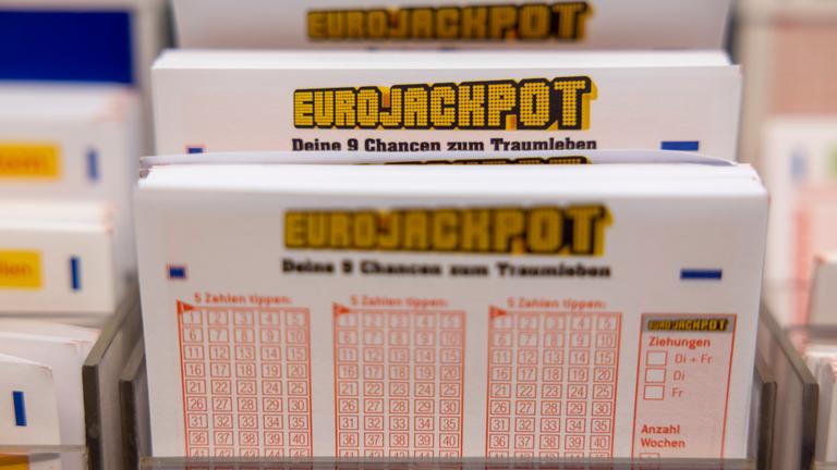 urojackpot-Spielscheine stehen in einem Regal in einer Lotto-Annahmestelle.