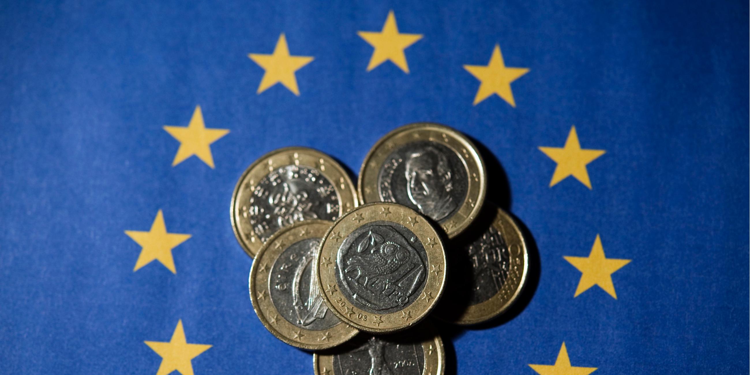 Europa Flagge mit Euromünzen