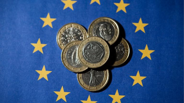 Europa Flagge mit Euromünzen