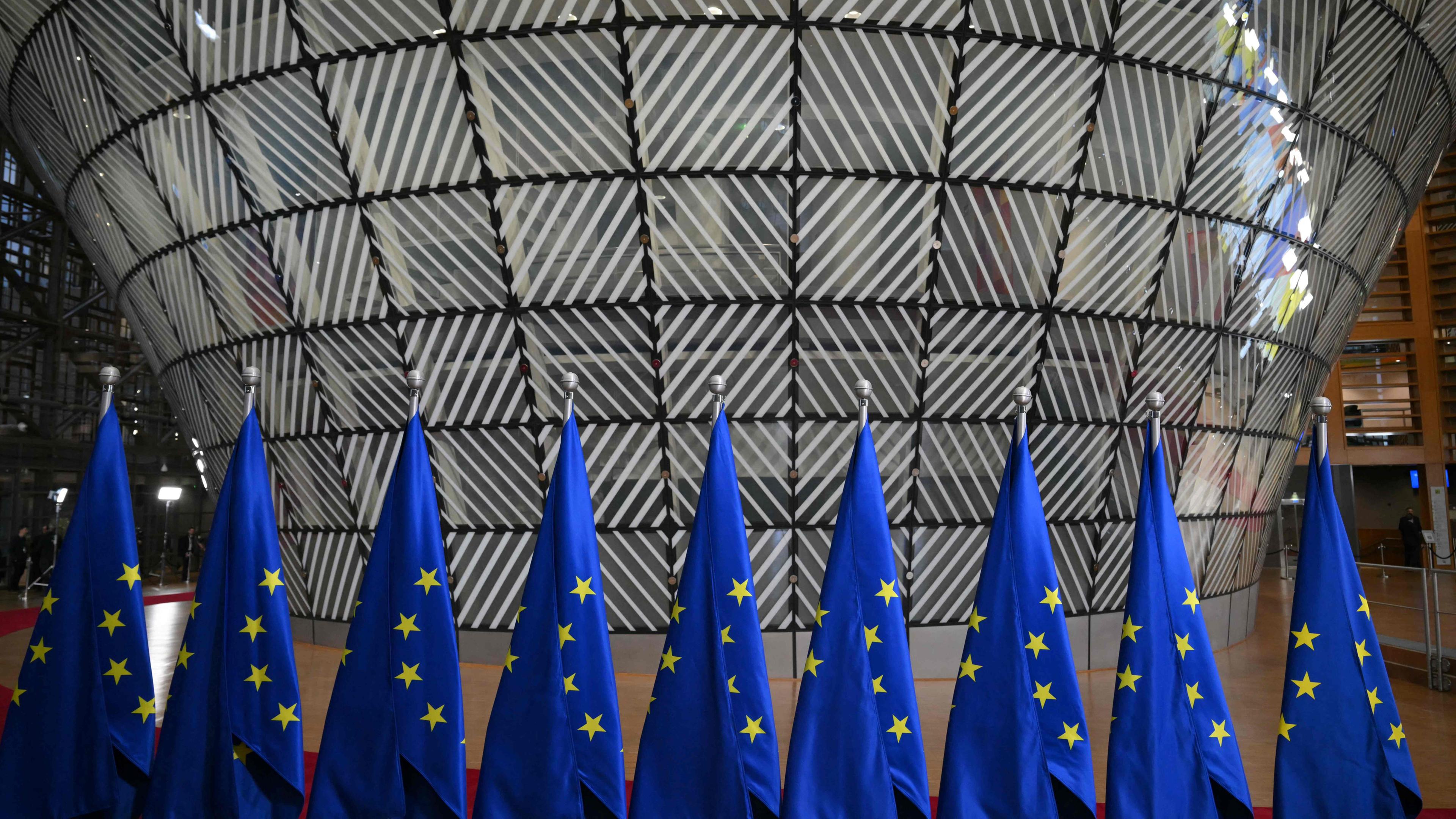 Ein Foto zeigt Flaggen der Europäischen Union im Europa-Gebäude vor dem EU-Westbalkan-Gipfel beim Europäischen Rat in Brüssel am 18. Dezember 2024. 