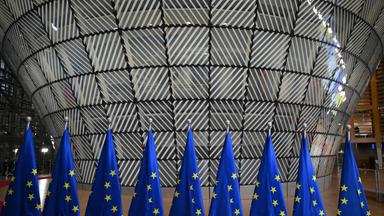 Ein Foto zeigt Flaggen der Europäischen Union im Europa-Gebäude vor dem EU-Westbalkan-Gipfel beim Europäischen Rat in Brüssel am 18. Dezember 2024. 