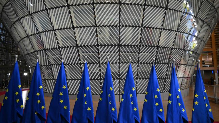 Ein Foto zeigt Flaggen der Europäischen Union im Europa-Gebäude vor dem EU-Westbalkan-Gipfel beim Europäischen Rat in Brüssel am 18. Dezember 2024. 