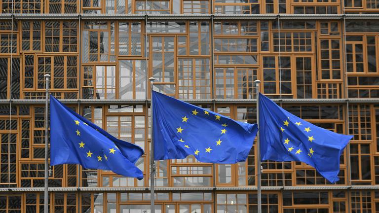 Archiv: Vor dem Europa-Gebäude wehen am 17. März 2025 in Brüssel die Flaggen der Europäischen Union 