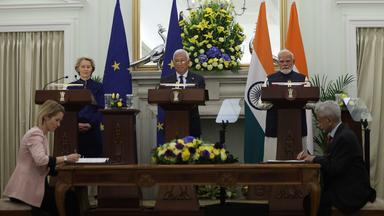 Neu-Delhi, Indien: Der indische Premiereminister Modi, der indische Außerminister Jaishankar, Präsidentin der Europäischen Komminsion von der Leyen, Vizepräsidentin der Europäischen Kommission Kallas und Präsident der Europäischen Rates Costa bei der Unterzeichnung des Freihandelsabkommens zwischen der EU und Indien.