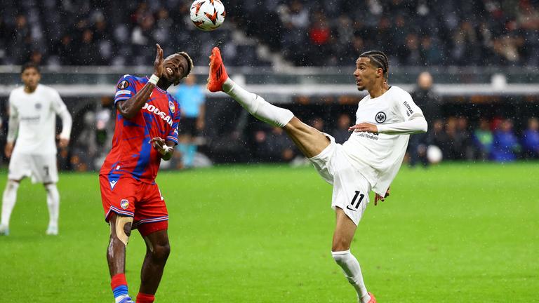 Frankfurts Hugo Ekitike im Zweikampf mit Viktoria Pilsens Sampson Dweh