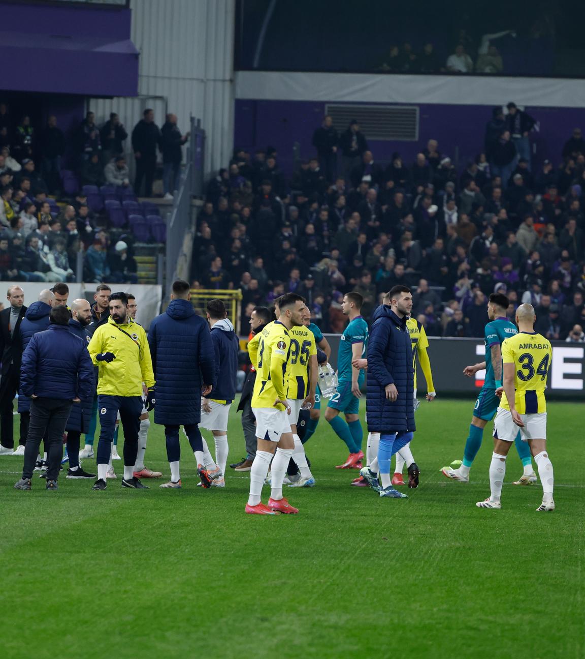 Die Begegung Anderlecht - Fenerbahce wurde wegen Tumulten auf der Tribüne unterbrochen