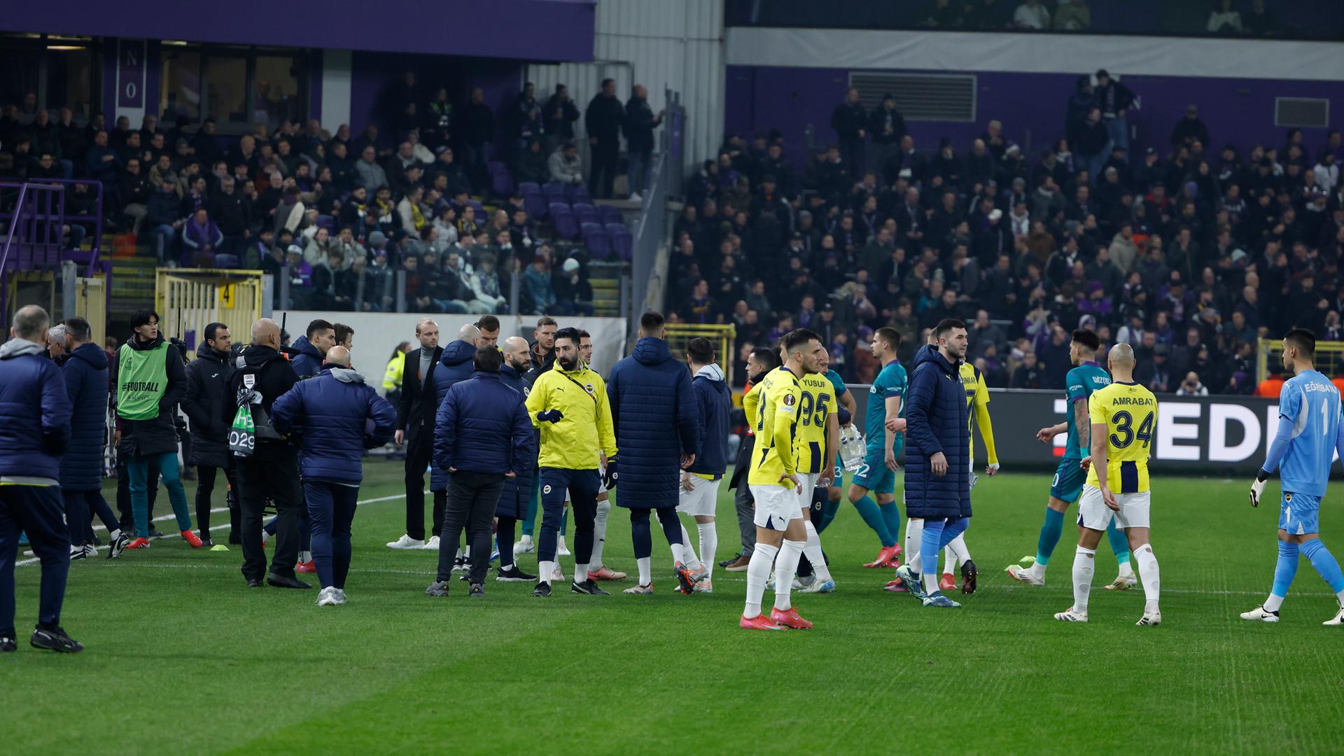 Die Begegung Anderlecht - Fenerbahce wurde wegen Tumulten auf der Tribüne unterbrochen