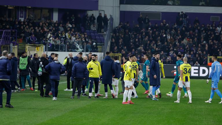 Die Begegung Anderlecht - Fenerbahce wurde wegen Tumulten auf der Tribüne unterbrochen