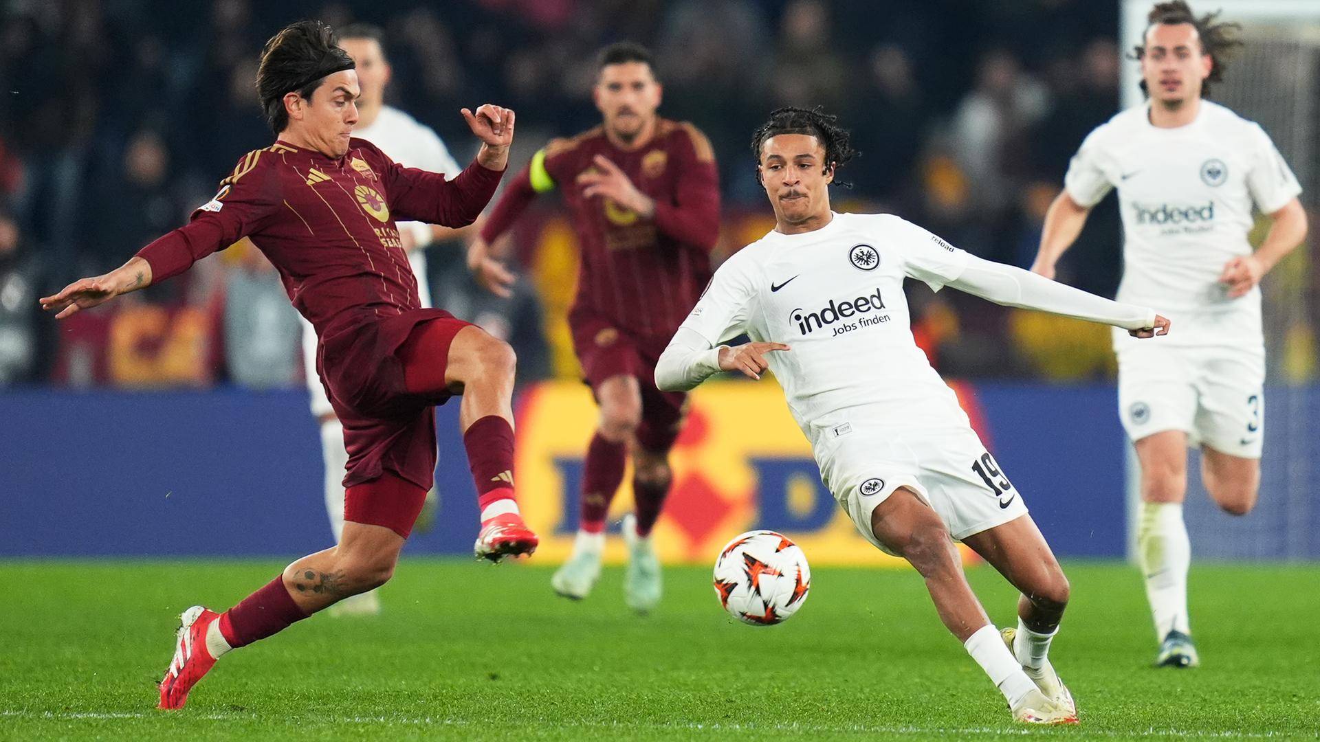 Roms Paulo Dybala (l) und Frankfurts Jean-Matteo Bahoya kämpfen um den Ball.