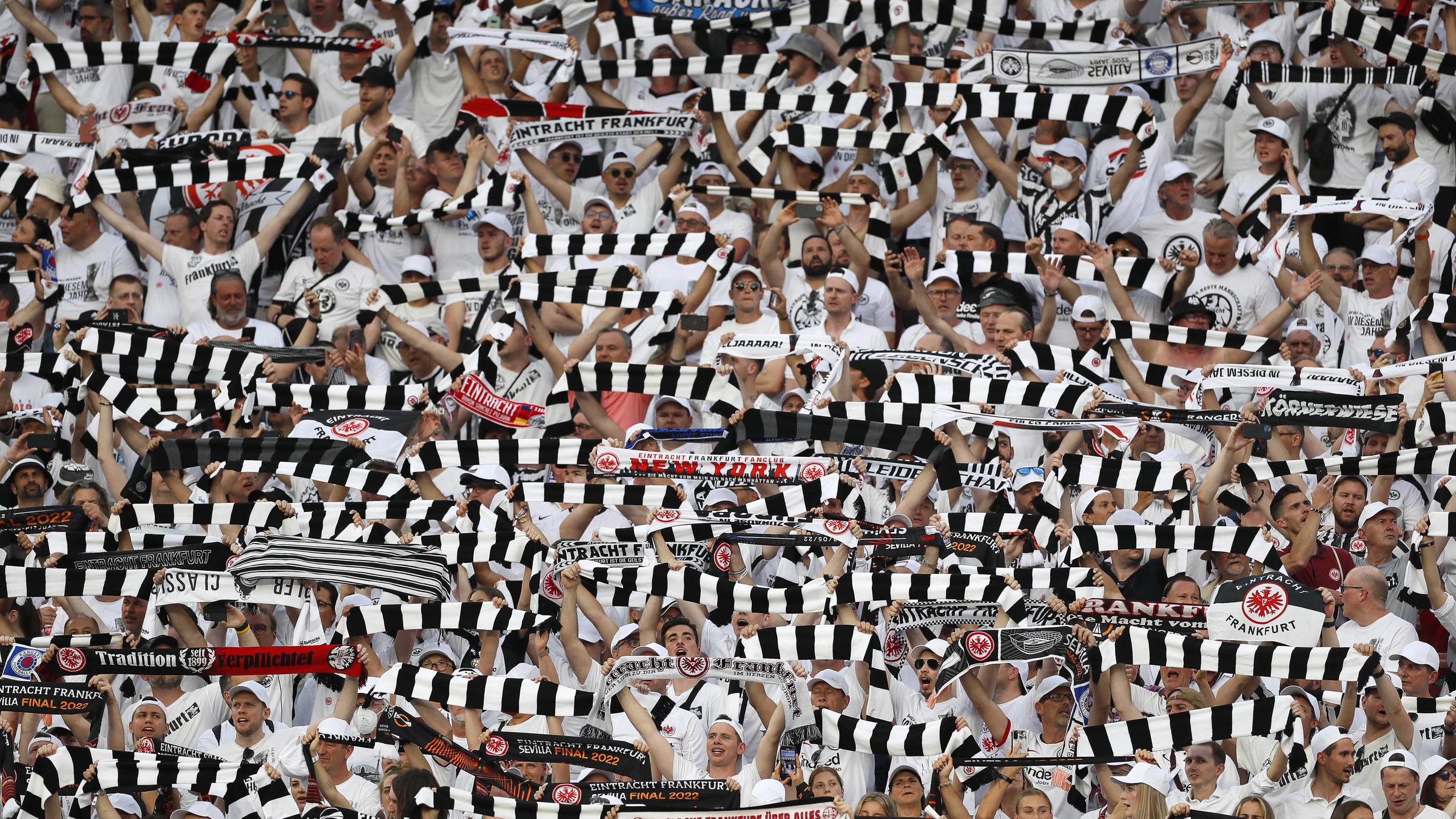 Die Hände zum Himmel: Jede Fangruppe hatte 10.000 Stadiontickets erhalten