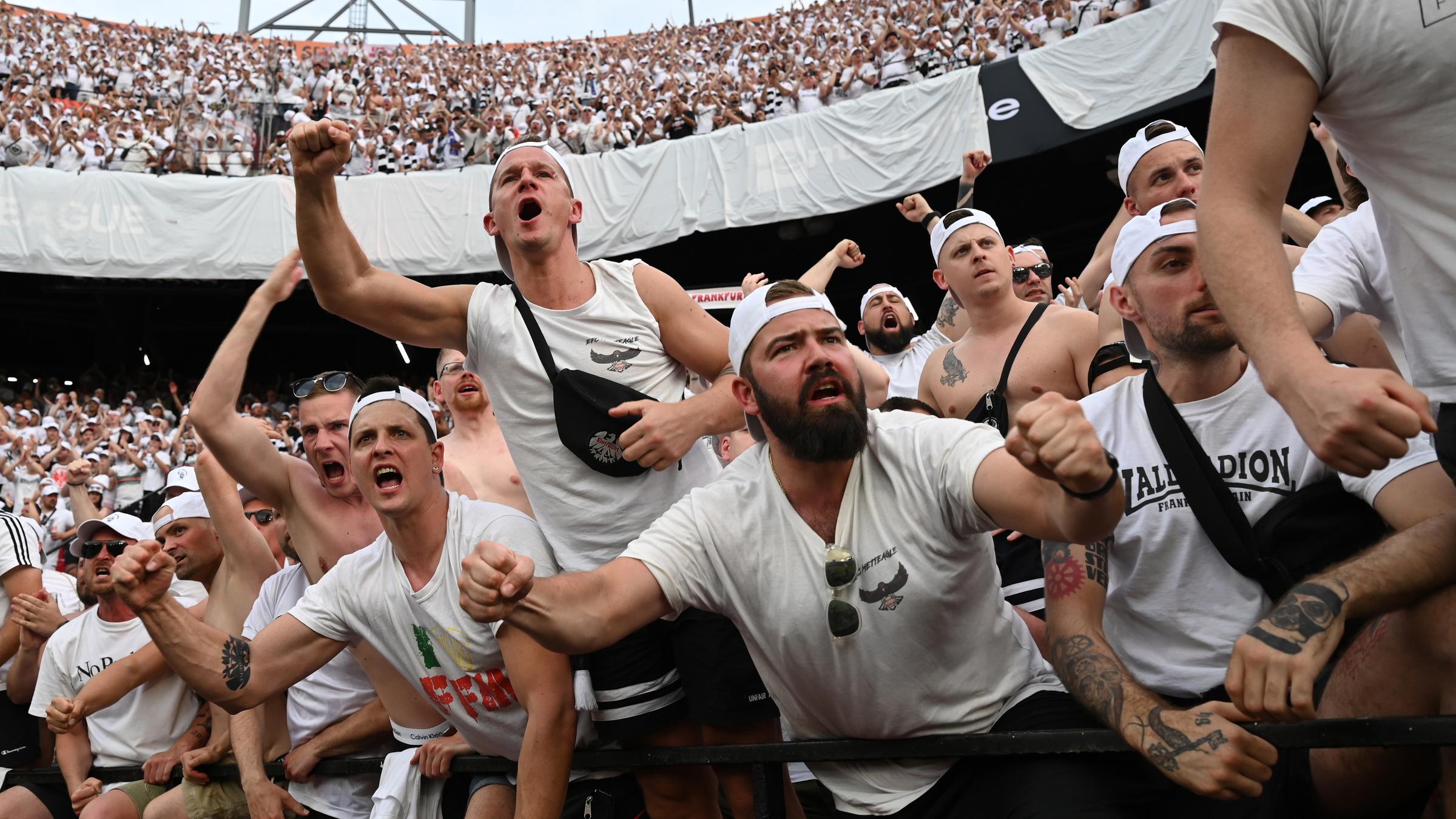 Jubelnde Eintracht-Frankfurt-Fans