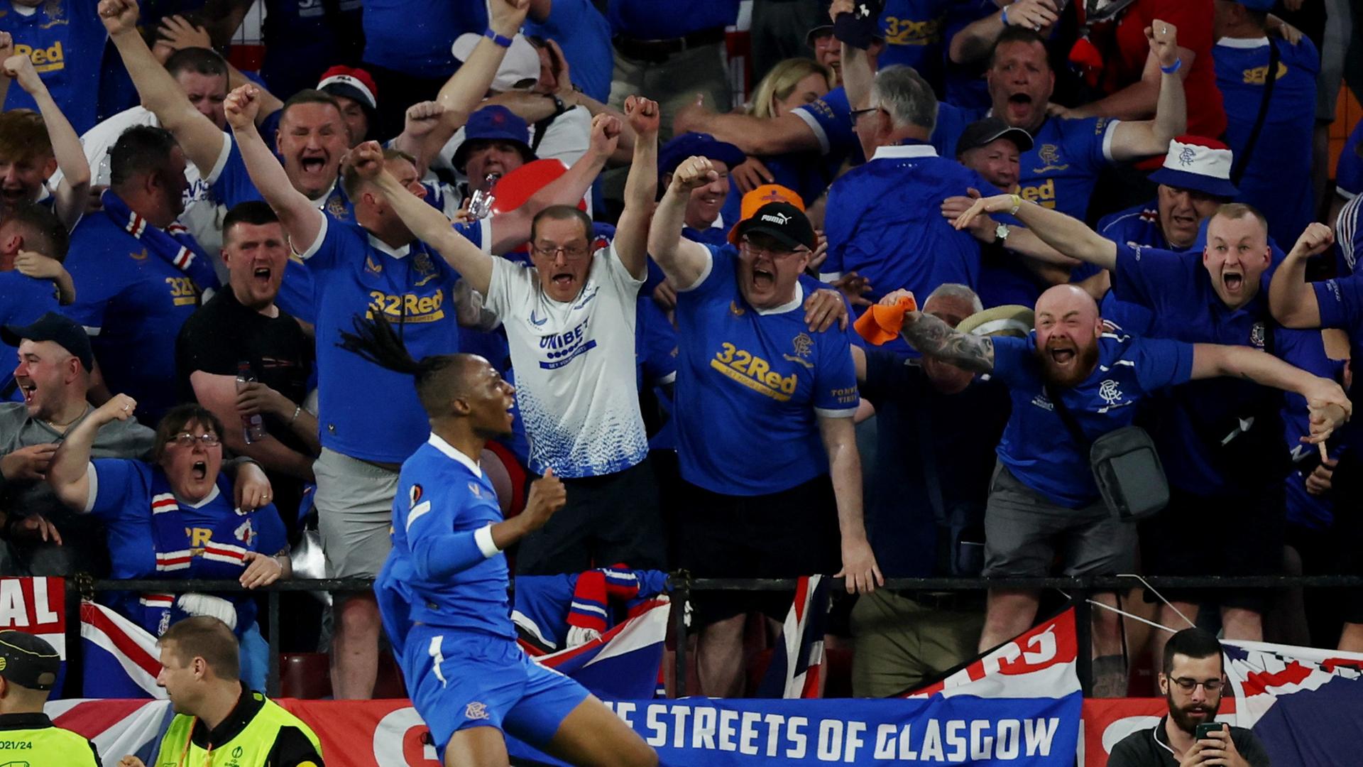 Aus dem Häuschen: Glasgow-Fans feiern nach dem 1:0 durch Joe Aribo.