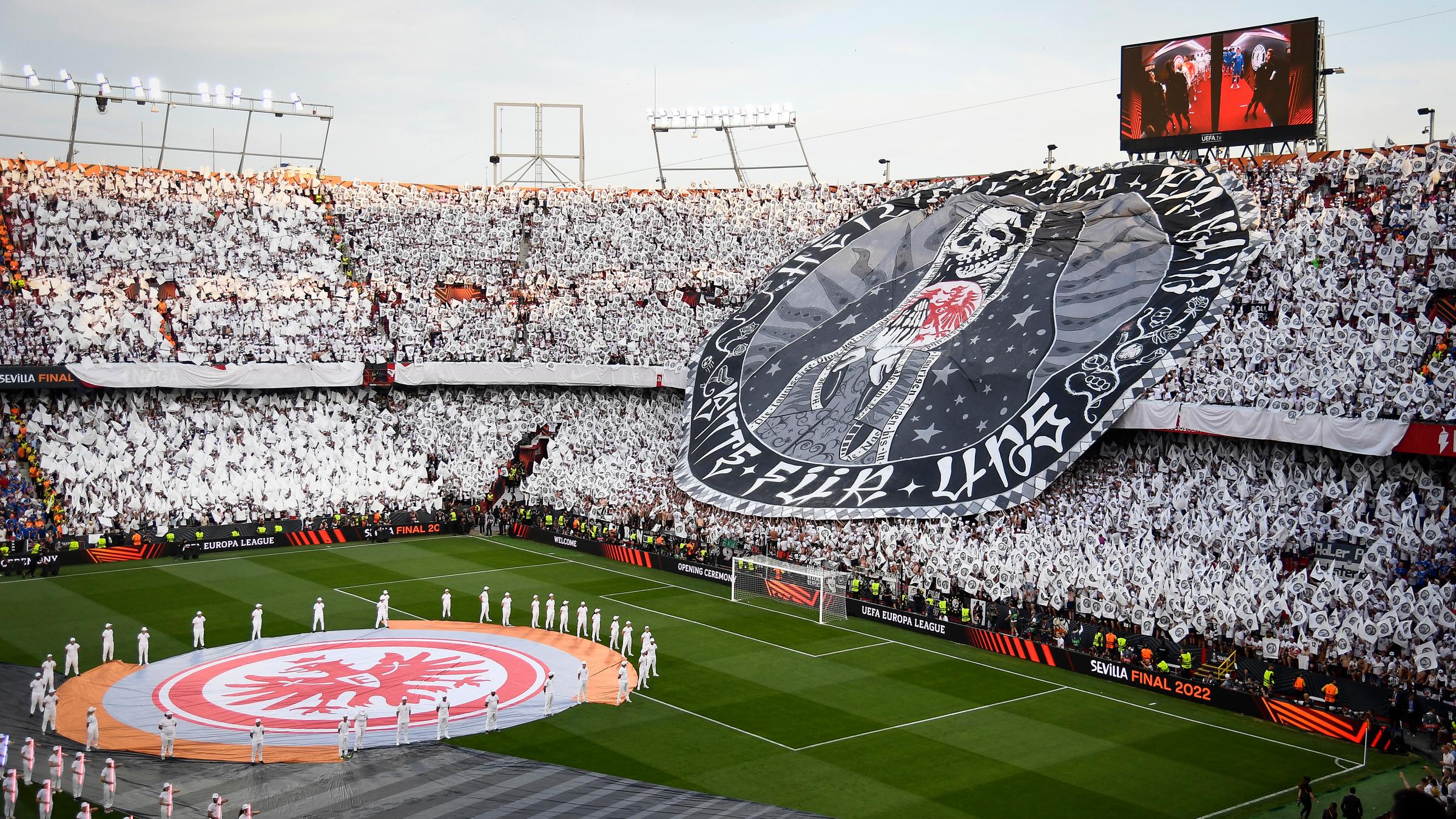 Ein Meer in schwarz-weiß: Im Stadion von Sevilla feiern die Eintracht Fans mit großartiger Choreo. 