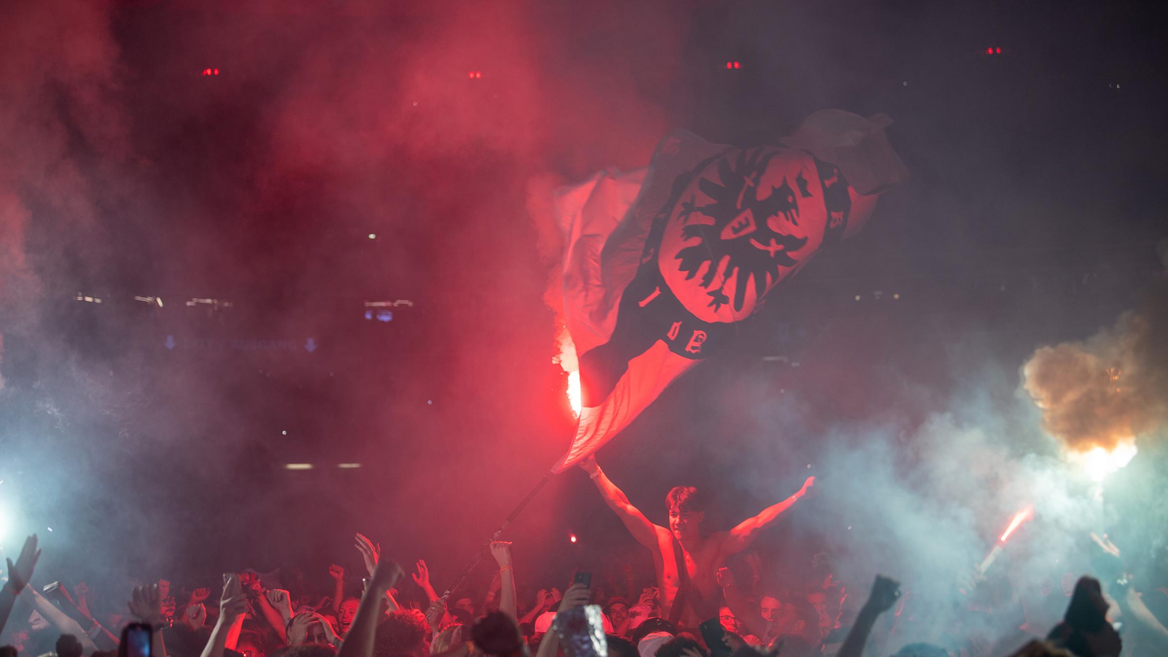 Eintrachtfans jubeln nach dem Sieg ihrer Mannschaft.