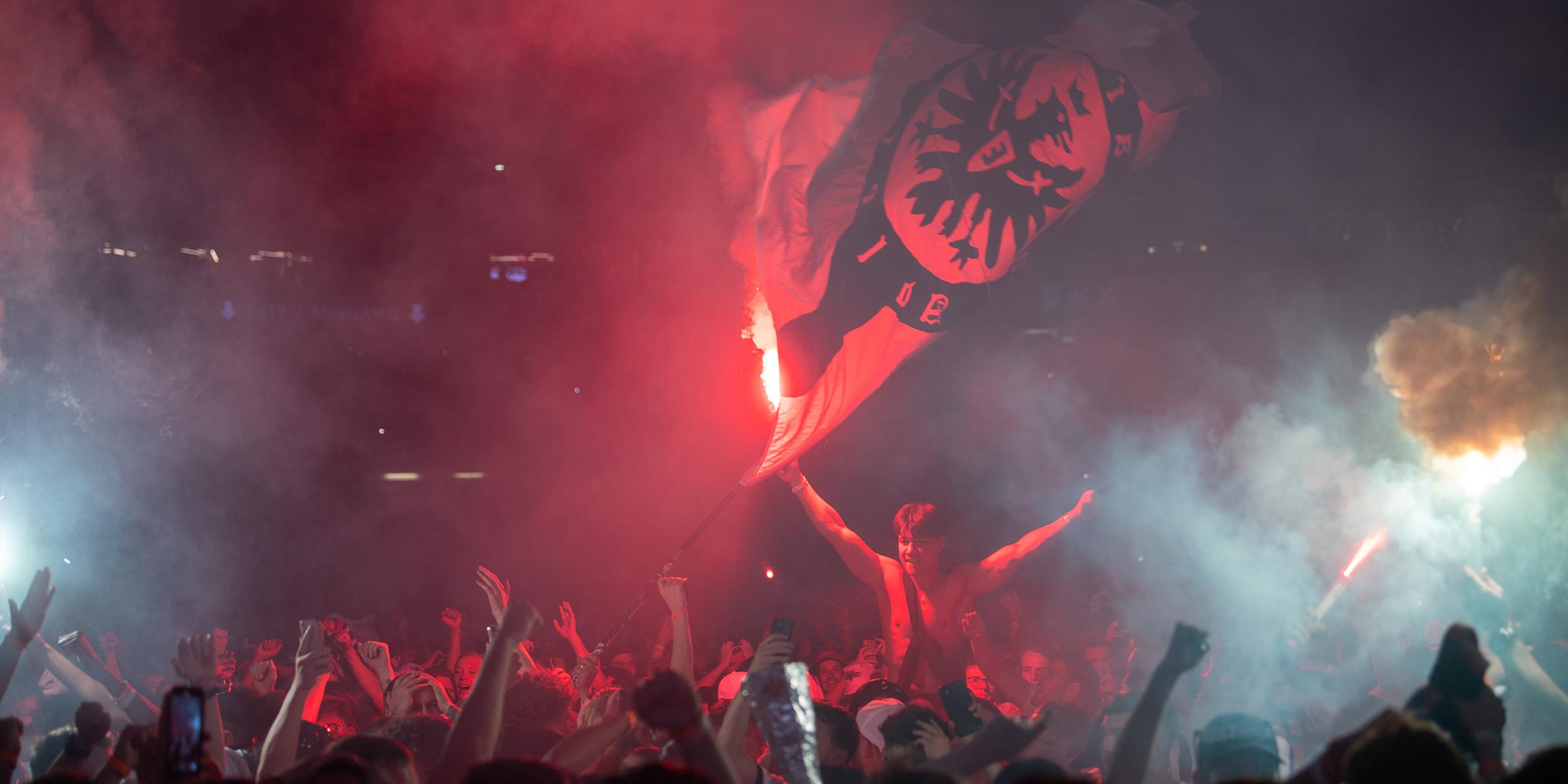 Eintrachtfans jubeln nach dem Sieg ihrer Mannschaft.