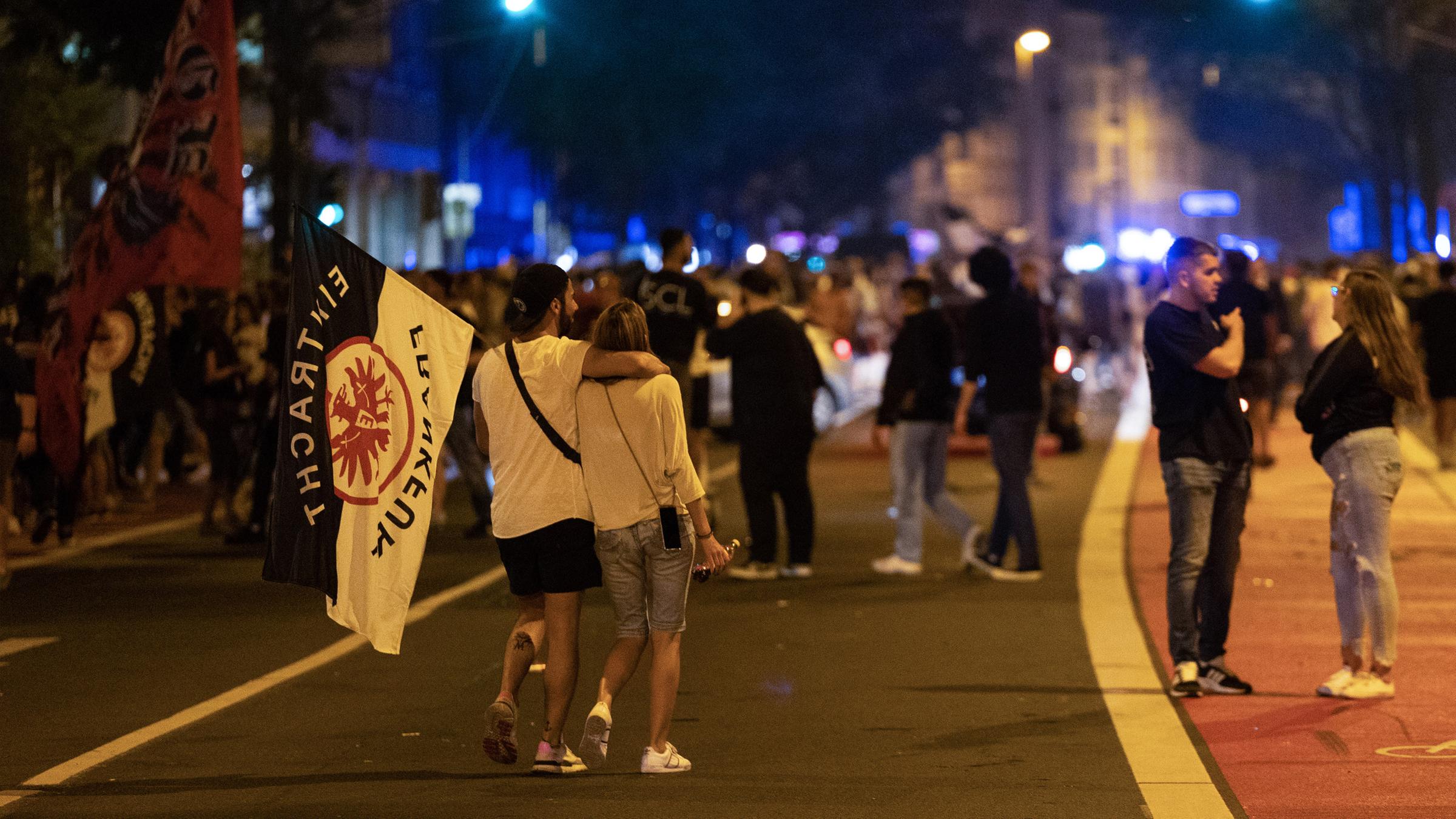 Eintrachtfans jubeln nach dem Sieg ihrer Mannschaft.