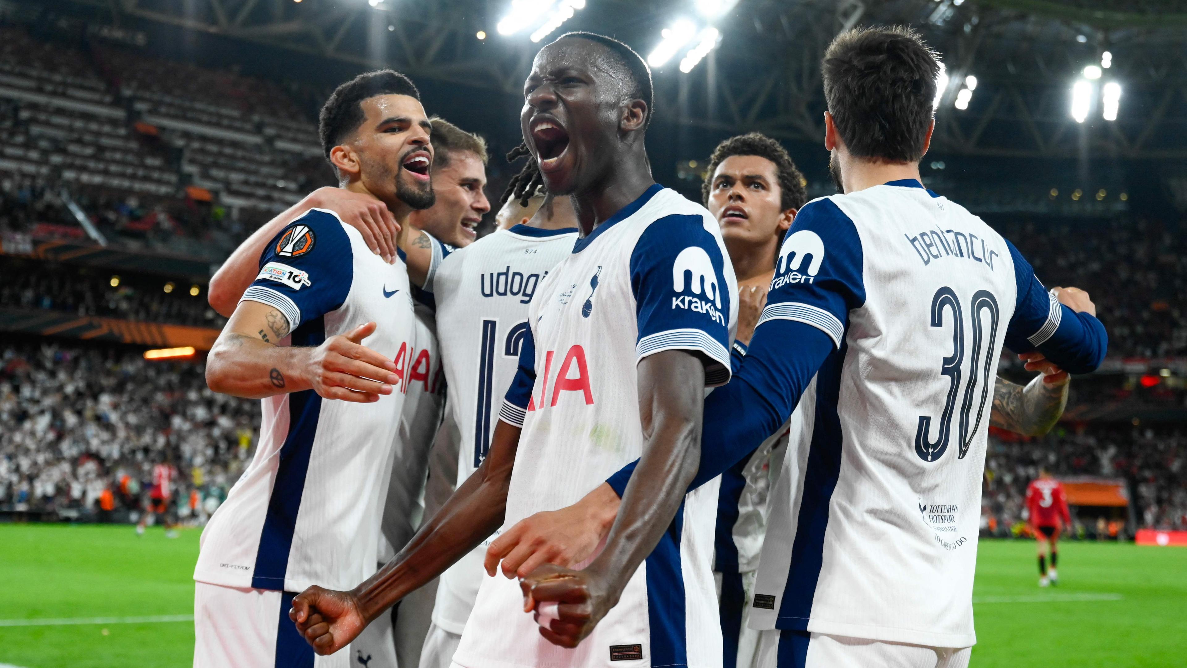 Die Spieler von Tottenham jubeln über das 1:0