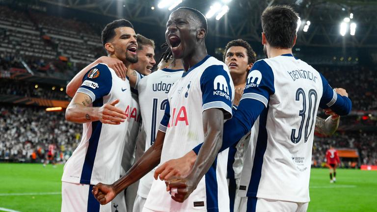 Die Spieler von Tottenham jubeln über das 1:0