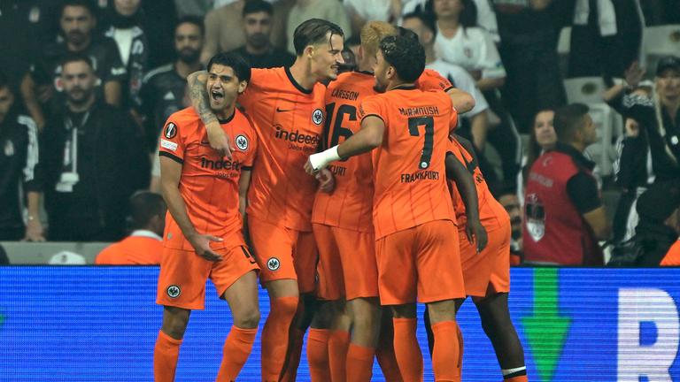 Die Spieler der Eintracht Frankfurt jubeln nach einem Tor gegen Besiktas Istanbul.