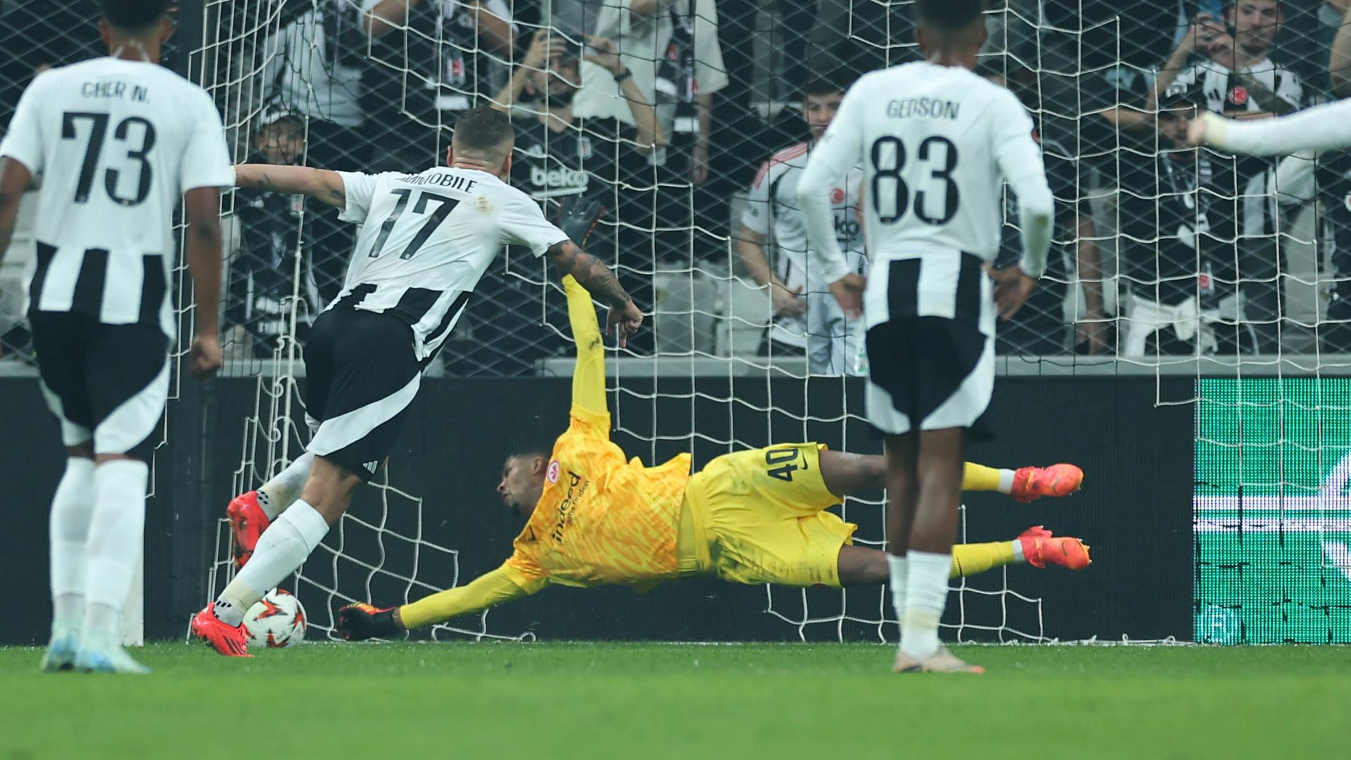 Frankfurts Torwart Kaua Santos hält den Elfmeter von Ciro Immobile (Besiktas Istanbul).