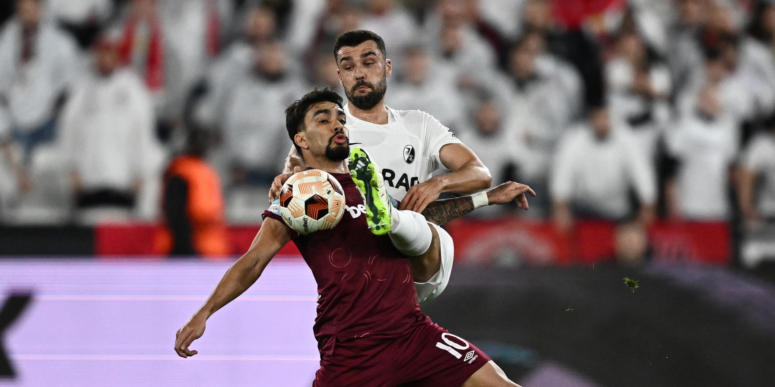 Fussball, Europa League: West Ham United - SC Freiburg:  West Hams Lucas Paqueta in Aktion gegen Freiburgs Manuel Gulde