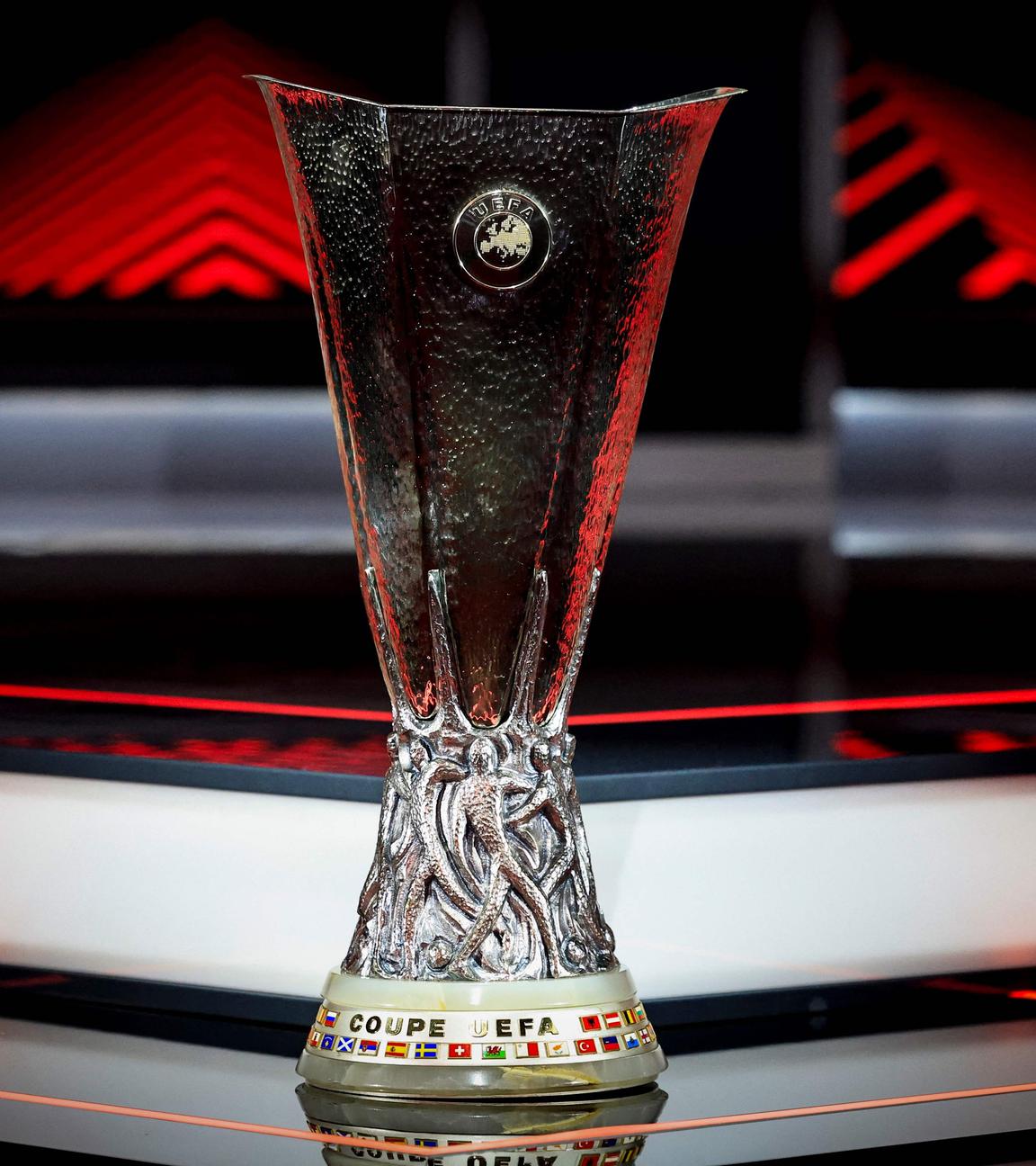 Die UEFA Europa League Trophäe bei der Ziehung der Teams für die Gruppenphase.