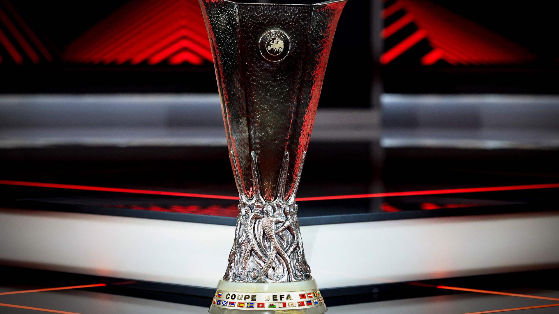 Die UEFA Europa League Trophäe bei der Ziehung der Teams für die Gruppenphase.