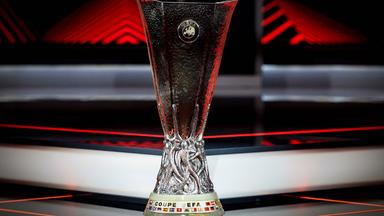 Die UEFA Europa League Trophäe bei der Ziehung der Teams für die Gruppenphase.