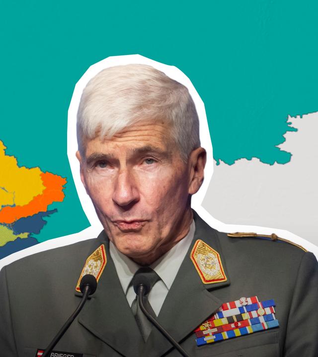 Oberster EU-General Brieger steht vor einer Karte, die vor allem die Ukraine und Russland zeigt. 