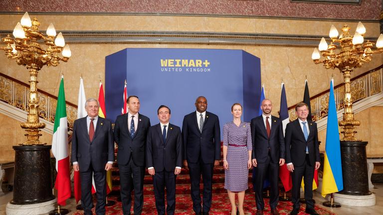 (Von links nach rechts: Der italiensche Außenminister Antonio Tajani, polnischer Außenminister Radoslaw Sikorski, spanischer Außenminister Jose Manuel Albares, britischer David Lammy, die Vize-Präsidentin der Europäischen Kommission Kaja Kallas, der französische Delegegierte für Europa Benjamin Haddad und der deutsche Außenminister Johann Wadepuhl posieren für ein Foto während des Weimar+ Meetings über die Ukraine in London.