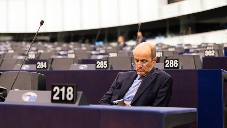 Frankreich, Straßburg: Nicolaus Fest sitzt im Gebäude des Europäischen Parlaments.