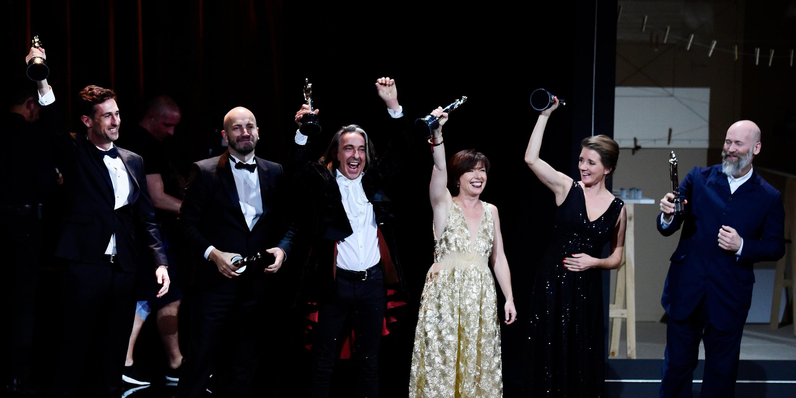 Das Filmteam freut sich über die Auszeichnung als  bester Film des Jahres beim Europäischen Filmpreis.