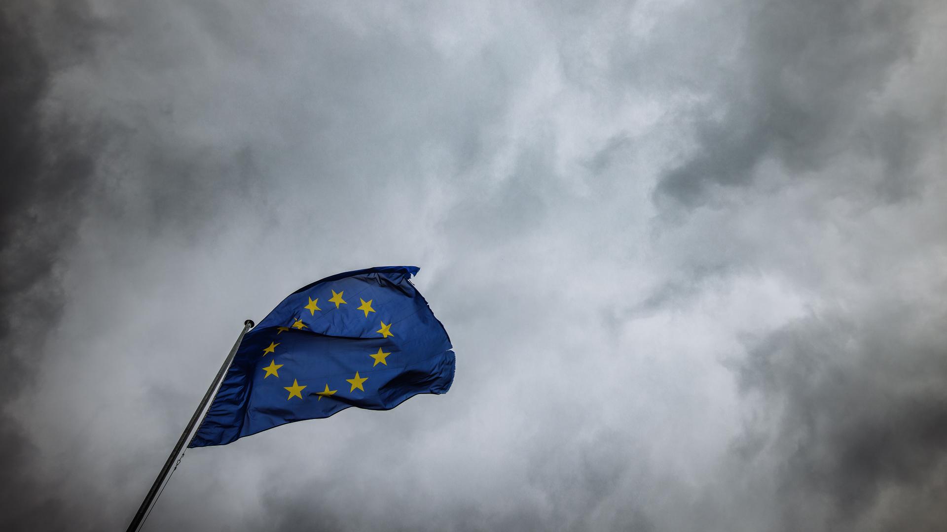 Die Flagge der Europäischen Union weht vor dem Gebäudes des Europäischen Parlaments im Wind.