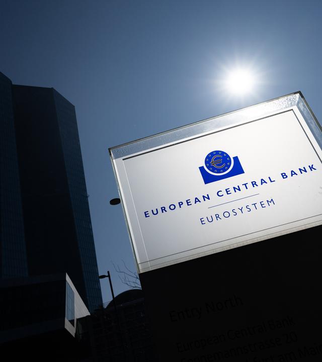 Symbolbild: Die Europäische Zentralbank hebt sich silhouettenhaft gegen den blauen Himmel. 