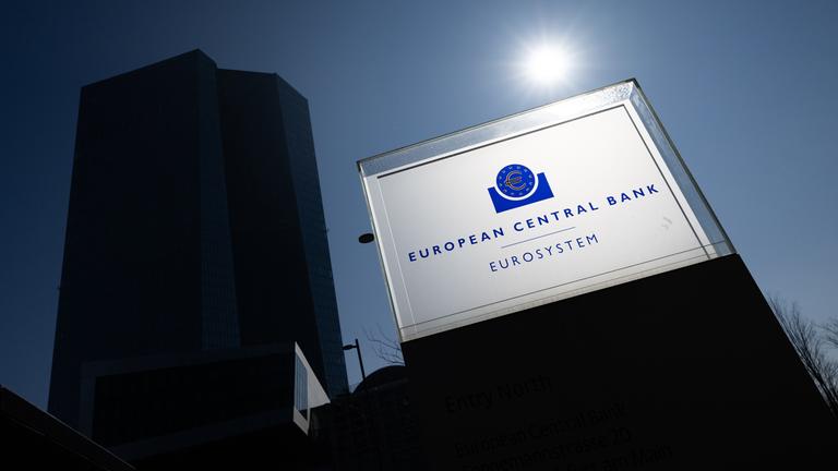Symbolbild: Die Europäische Zentralbank hebt sich silhouettenhaft gegen den blauen Himmel. 