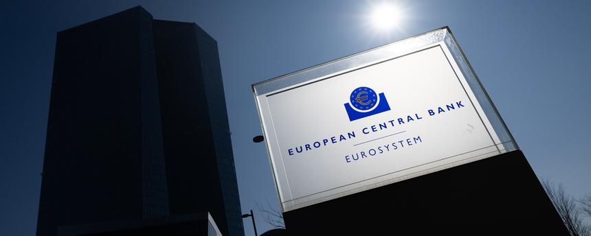 Symbolbild: Die Europäische Zentralbank hebt sich silhouettenhaft gegen den blauen Himmel. 