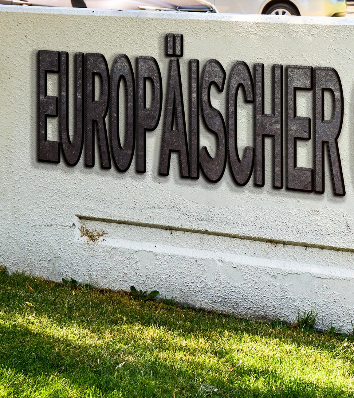 Europäischer Gerichtshof EuGH, steht auf einer Mauer auf Stein. 