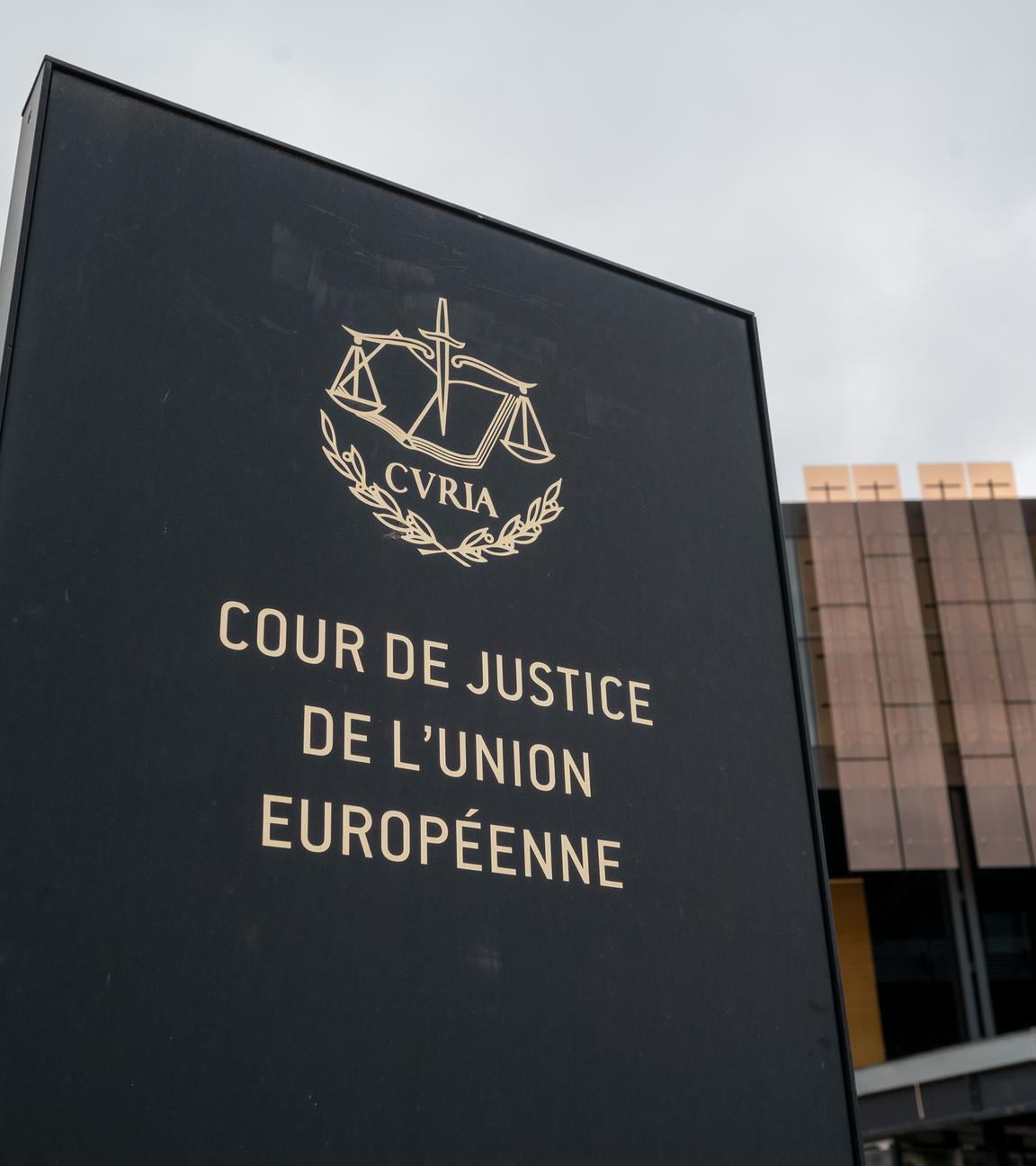 Das Foto zeigt ein Schild mit der Aufschrift "Cour de Justice de l'Union Europeene" vor einem Gebäude des Europäischen Gerichtshofs (EuGH) in Luxemburg. Das Foto zeigt ein Schild mit der Aufschrift "Cour de Justice de l'Union Europeene" vor einem Gebäude des Europäischen Gerichtshofs (EuGH) in Luxemburg. 
