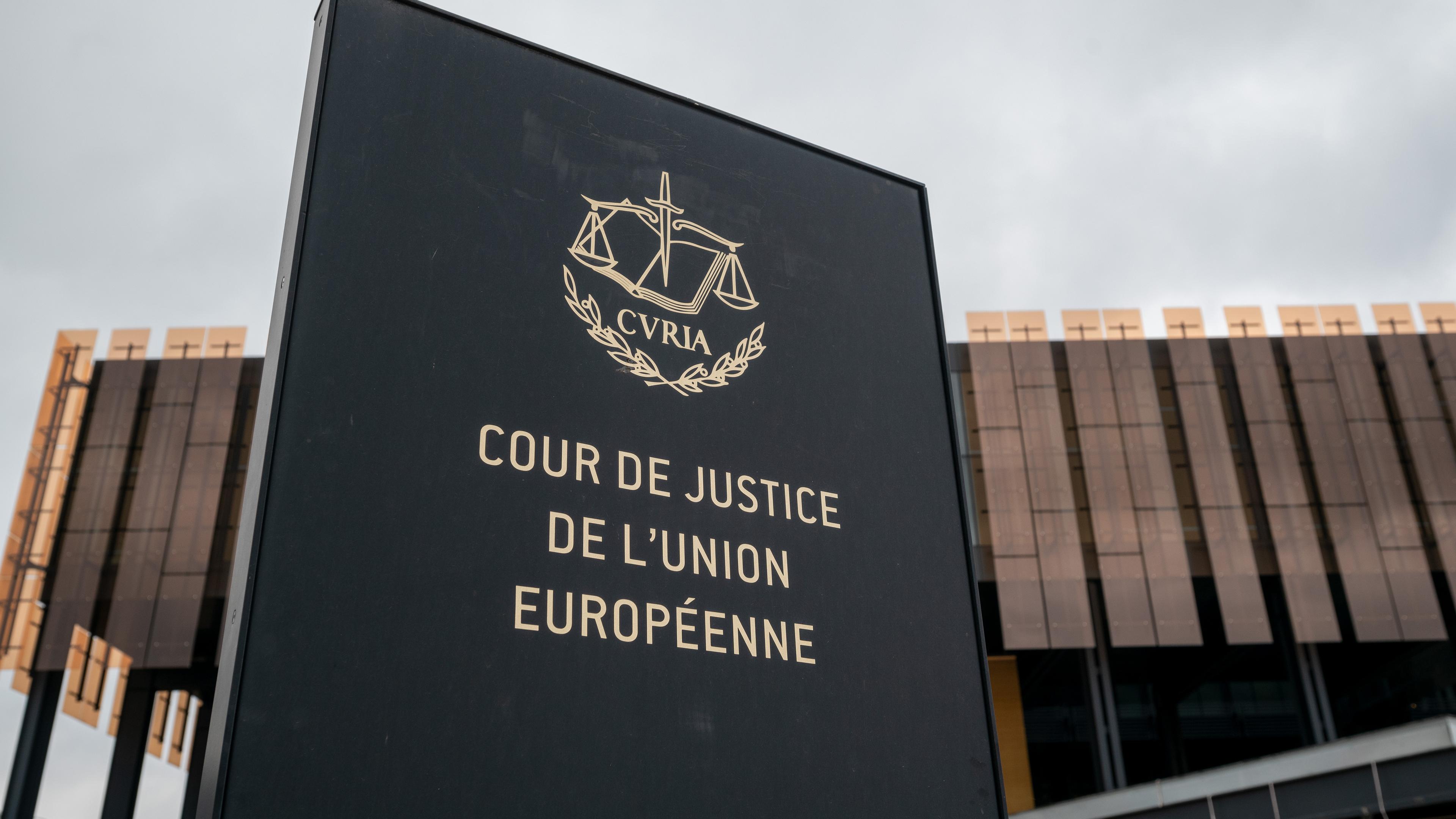 Das Foto zeigt ein Schild mit der Aufschrift "Cour de Justice de l'Union Europeene" vor einem Gebäude des Europäischen Gerichtshofs (EuGH) in Luxemburg. Das Foto zeigt ein Schild mit der Aufschrift "Cour de Justice de l'Union Europeene" vor einem Gebäude des Europäischen Gerichtshofs (EuGH) in Luxemburg. 