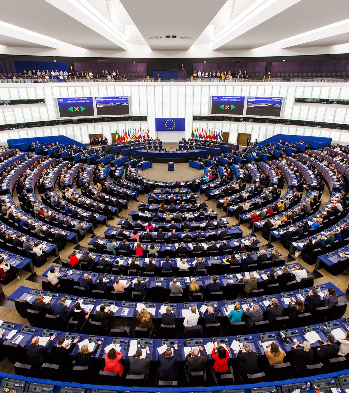 Frankreich, Straßburg: Abgeordnete des Europäischen Parlaments sitzen im Plenarsaal des Europäischen Parlaments