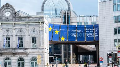 Vor dem Eingang der Europäischen-Union sind Banner mit EU-Symbolik angebracht.