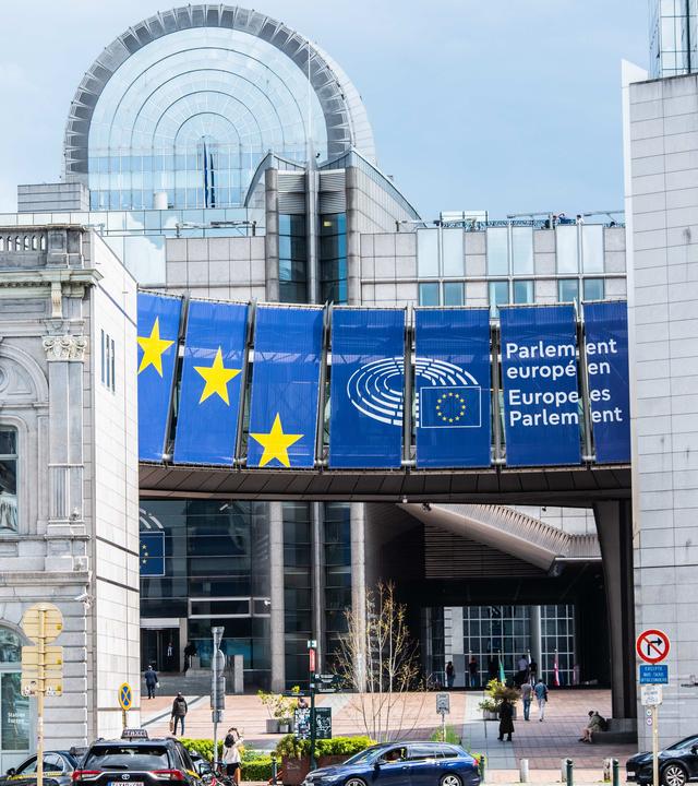 Vor dem Eingang der Europäischen-Union sind Banner mit EU-Symbolik angebracht.