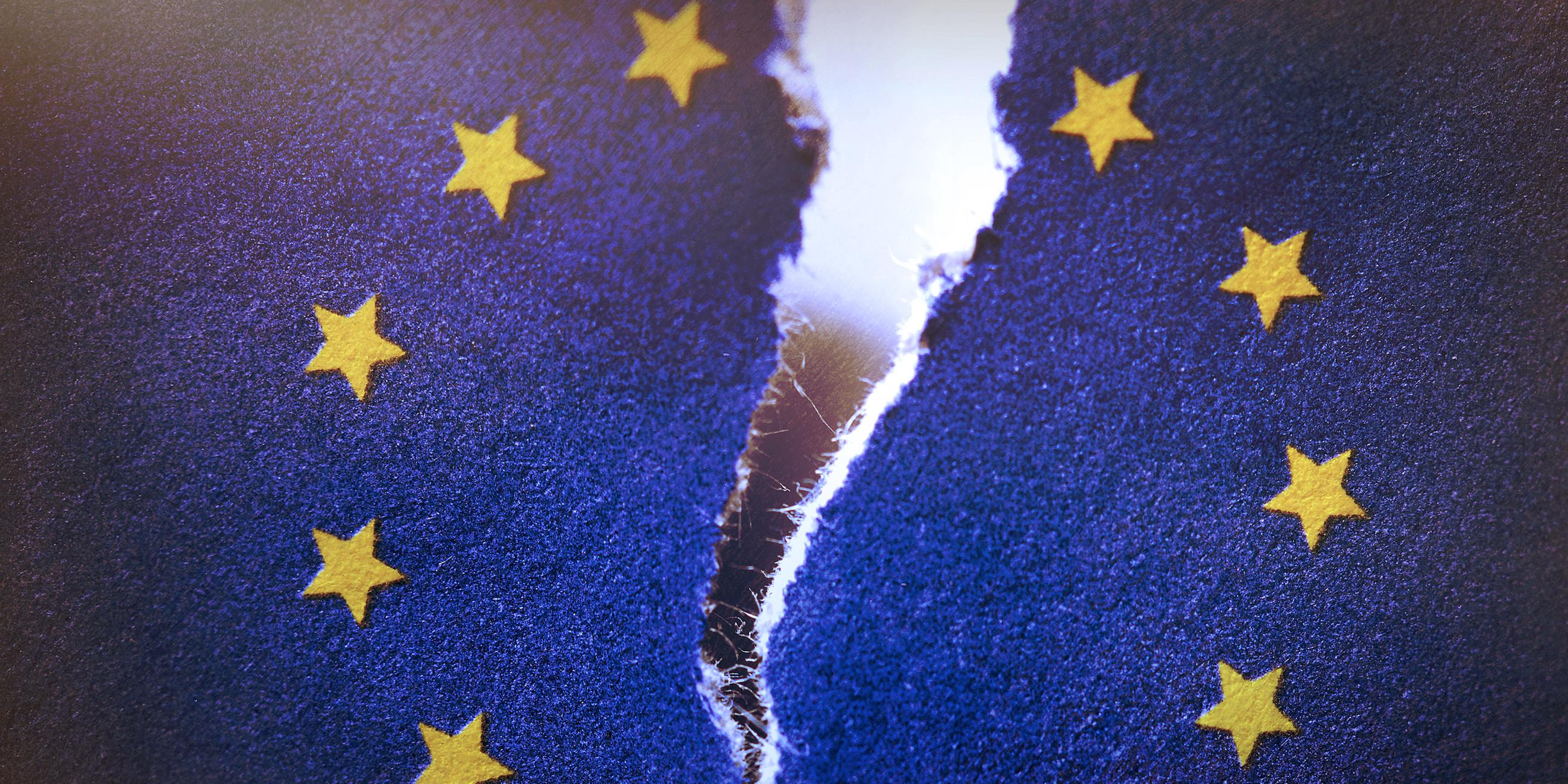 Symbolfoto: zerrissene Europaflagge